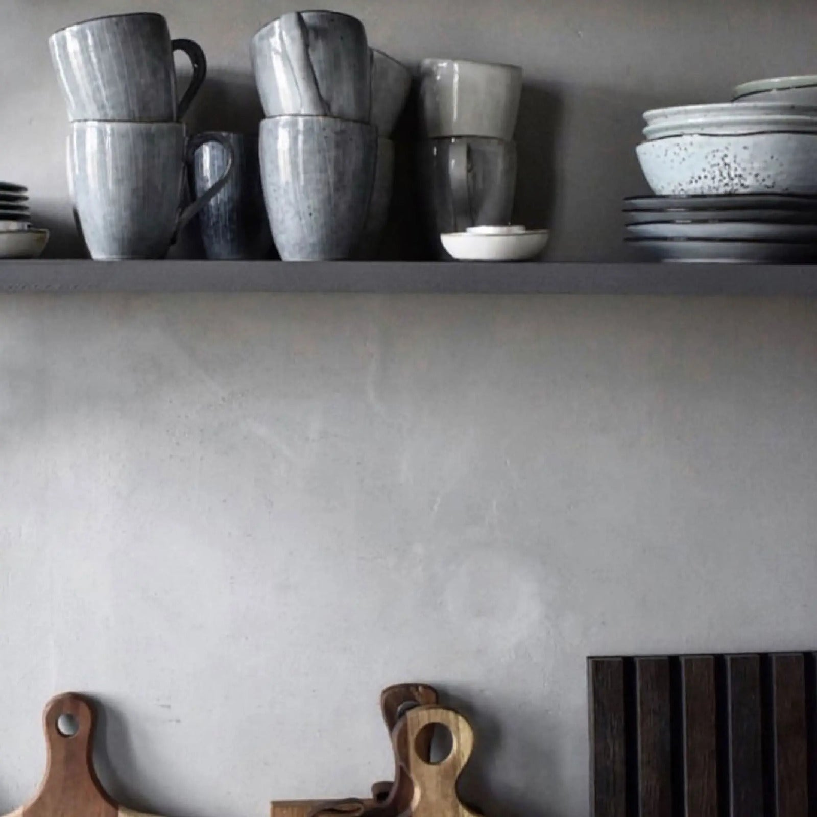Svensk Microcement för vägg ovanpå tapet - Design By Cement Sweden AB